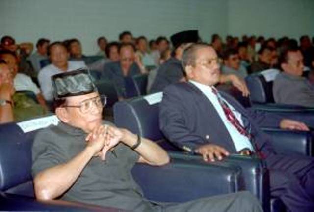 Tarnama Sinambela, sebelah kanan semasa hidup/Ist.